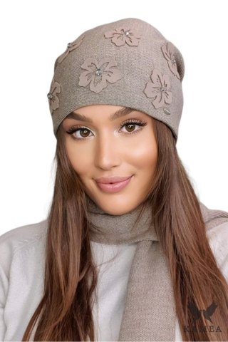 NAILA czapka damska kwiaty kolor ciemny beżowy - Kamea